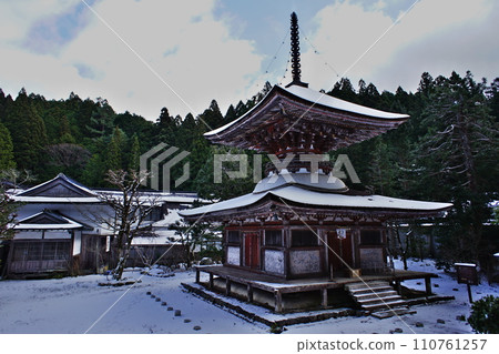 Winter scene at Koyasan Kongo Zanmai-in Temple Winter scene at Koyasan Kongo Zanmai-in Temple 110761257