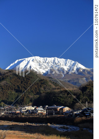 鳥取縣白雪皚皚的保木大山，天空蔚藍廣闊 110761472