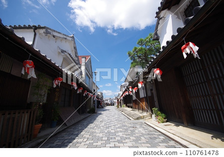 柳井市白壁街景中的金魚燈籠 110761478