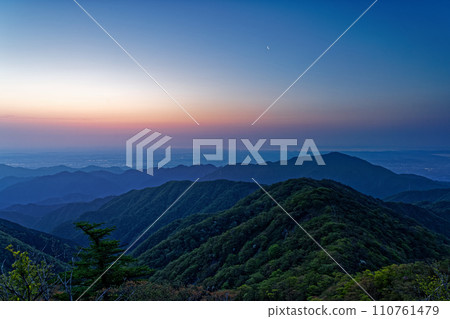 Omote ridge and Mt. Daisen at dawn from Tanzawa/Tonodake Omote ridge and Mt. Daisen at dawn from Tanzawa/Tonodake 110761479