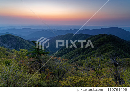 黎明時分從丹澤/戶野岳出發的表嶺和大山 110761496