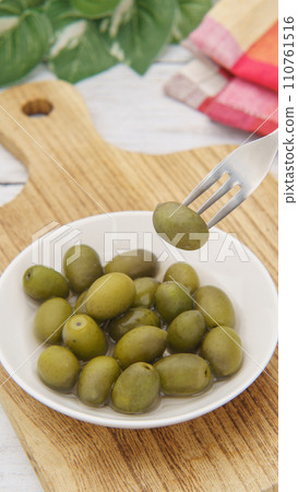 橄欖果的圖像（用鹽水醃製） 110761516