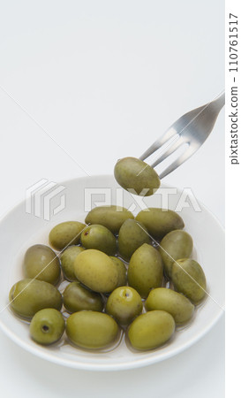 橄欖果的圖像(用鹽水醃製) 橄欖果的圖像(用鹽水醃製) 110761517