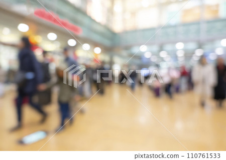 Blurred expression of downtown 110761533