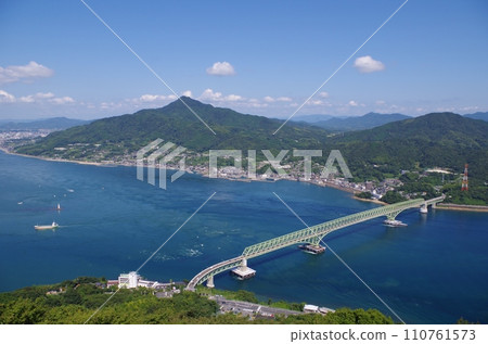從周王大島飯之山展望台遠眺小瀬瀨戶大橋 從周王大島飯之山展望台遠眺小瀬瀨戶大橋 110761573