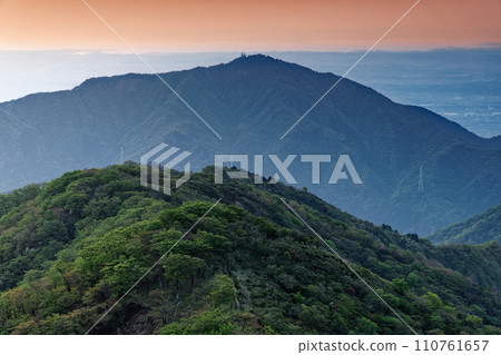 從丹澤/塔野岳看到的黎明時分的大山和表山脊 110761657