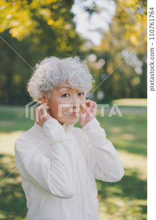 Earlobe of a woman in her 60s in the park Earlobe of a woman in her 60s in the park 110761764
