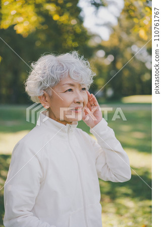 公園裡 60 多歲婦女的耳朵 110761767