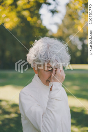 公園裡一位60多歲的女子皺著眉頭 110761770