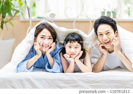 上床睡覺的年輕友好的家庭 110761811