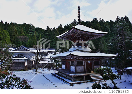Winter scenery of Koyasan Kongo Zanmai-in Temple Winter scenery of Koyasan Kongo Zanmai-in Temple 110761885