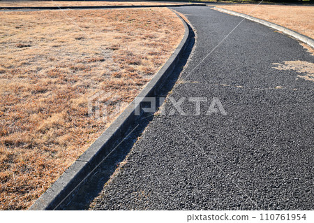 Winter pattern, flowerbed walking path, winter scenery Winter pattern, flowerbed walking path, winter scenery 110761954