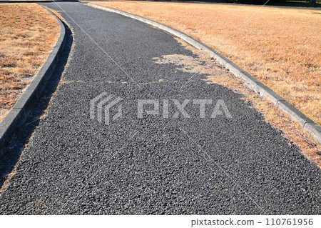 Winter pattern, flowerbed walking path, winter scenery 110761956