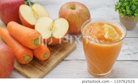 Fruit and vegetable smoothie image | apple and carrot 110762028