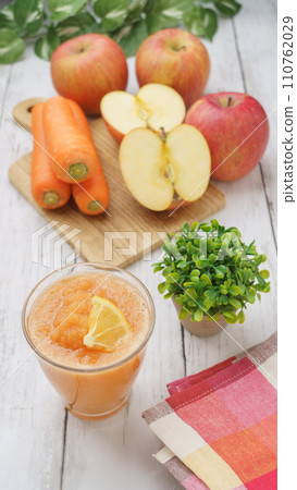 Fruit and vegetable smoothie image | apple and carrot 110762029
