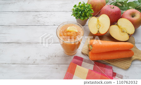 Fruit and vegetable smoothie image | apple and carrot 110762032