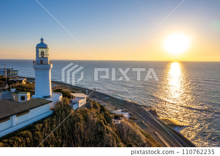 禦前崎燈塔與日出（靜岡縣禦前崎市） 110762235