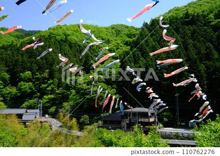 Carp streamers swimming in the May sky [Tsukui, Sagamihara City, May] 110762276