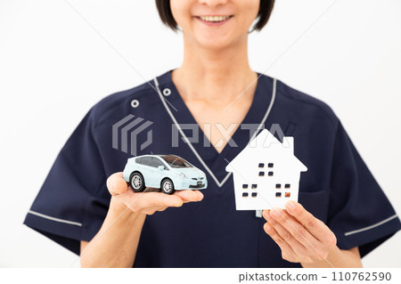 醫務人員、護士、醫生和護理人員，擁有房屋和汽車模型 110762590