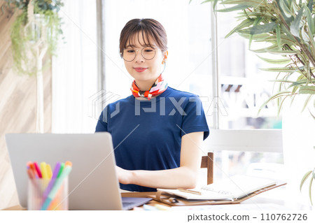 Business woman working on a personal computer Business woman working on a personal computer 110762726