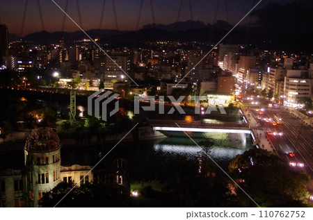 從織鶴塔展望台眺望原爆圓頂屋和相生橋的夜景 從織鶴塔展望台眺望原爆圓頂屋和相生橋的夜景 110762752