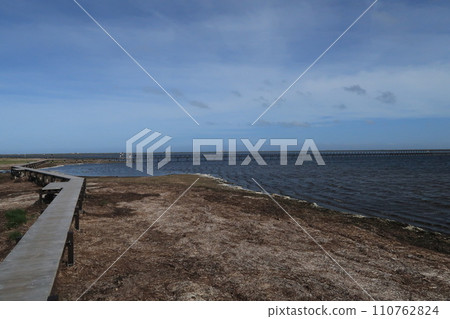 北海道野付半島 從戶都原附近的木棧道眺望海岸 北海道野付半島 從戶都原附近的木棧道眺望海岸 110762824