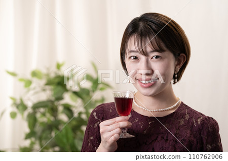 拿著氣泡酒的一個微笑的婦女 110762906