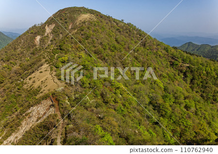 Mt. Hirugatake, the highest peak in Tanzawa with fresh greenery seen from Onigaiwa 110762940