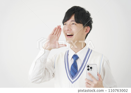 高中男孩拿著智慧型手機說話，白色背景 110763002