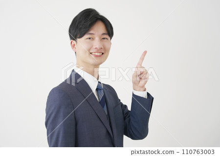 指向右邊的年輕商人，白色背景 110763003