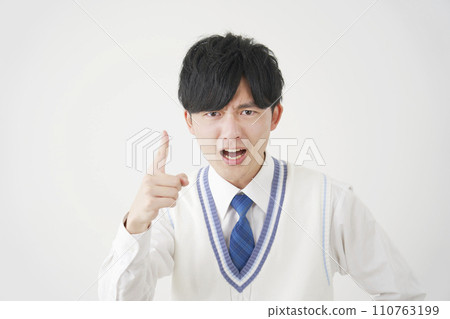 高中男孩抱怨白色背景 110763199