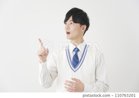 閃爍的男性高中生白色背景 110763201