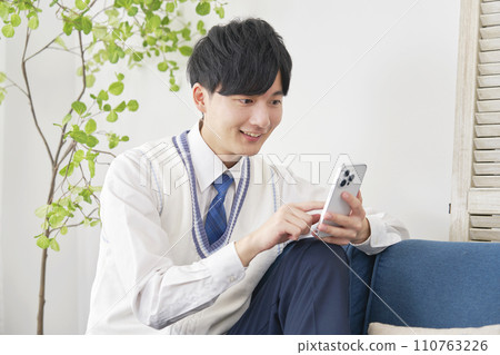 高中男孩在客廳使用智慧型手機 110763226