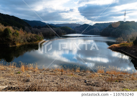 Water bottle in Nara City, Nunome Dam in midwinter, reflection of the sky on the calm surface of the lake Water bottle in Nara City, Nunome Dam in midwinter, reflection of the sky on the calm surface of the lake 110763240