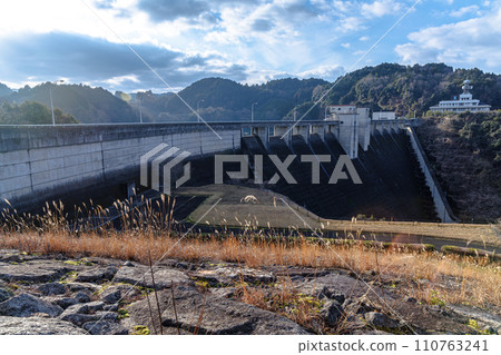 Water bottle in Nara City, Nunome Dam in the middle of winter, Nunome Dam misty in the backlight Water bottle in Nara City, Nunome Dam in the middle of winter, Nunome Dam misty in the backlight 110763241