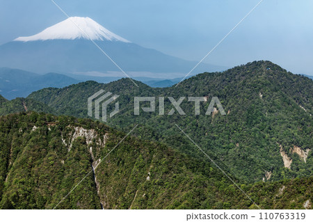 從丹澤/日嶽山脊線看到的富士山和檜木洞丸被殘雪覆蓋 從丹澤/日嶽山脊線看到的富士山和檜木洞丸被殘雪覆蓋 110763319
