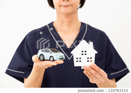 醫務人員、護士、醫生和護理人員，擁有房屋和汽車模型 110763333