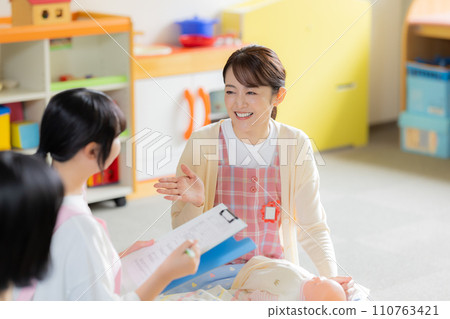 Students and teachers taking classes in the childcare training room Photography cooperation: Ariake College of Education and Arts 110763421