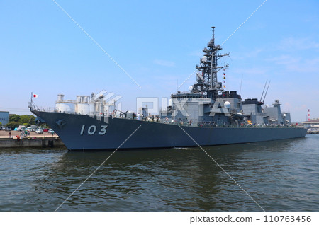 Escort ship DD-103 "Yudachi" anchored at Himeji Port 110763456