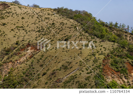 Fudonomine traverse seen from the Tanzawa Mountain ridgeline 110764334