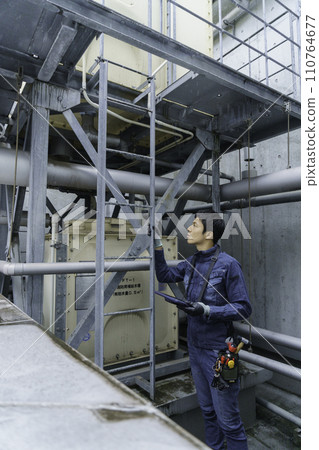 Portrait of a young man doing inspection work on the roof of a building in the light rain Photography cooperation: Ariake College of Education and Art Portrait of a young man doing inspection work on the roof of a building in the light rain Photography cooperation: Ariake College of Education and Art 110764677