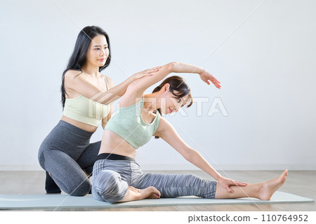 女人做側夥伴伸展運動 110764952