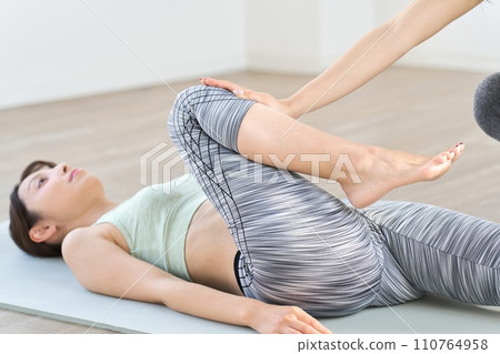 女人做伴侶下半身伸展運動 110764958