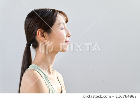 一個閉著眼睛冥想的女人 一個閉著眼睛冥想的女人 110764962