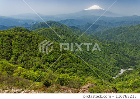 從丹澤/戶野岳看到的富士山和有信溪谷有殘雪 從丹澤/戶野岳看到的富士山和有信溪谷有殘雪 110765213