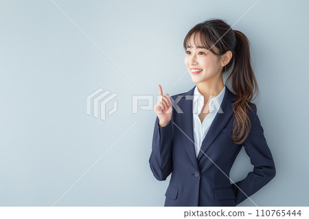 穿著指點套裝的女人 | AI 生成的圖像 110765444