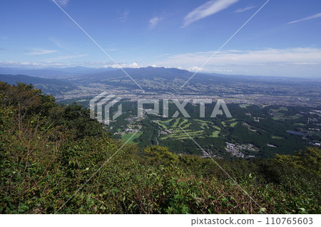 群馬縣澀川市,從水澤觀音側攀登水澤山,從展望台石佛眺望赤城山,2023年10月2日 群馬縣澀川市,從水澤觀音側攀登水澤山,從展望台石佛眺望赤城山,2023年10月2日 110765603