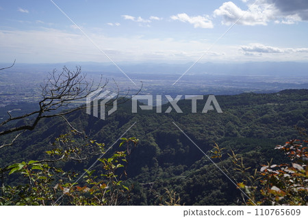 2023年10月2日，群馬縣澀川市水澤山，從觀景台石佛從通往山頂的山脊眺望船尾瀑布 110765609