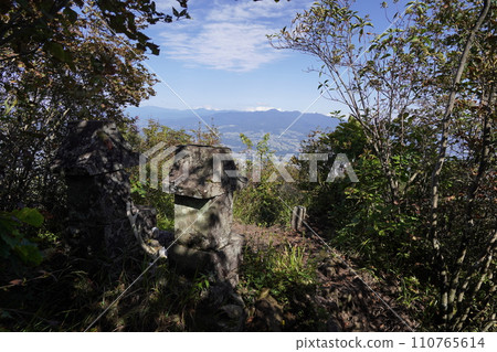 群馬縣澀川市，水澤山山頂附近的石神社，2023年10月2日 110765614