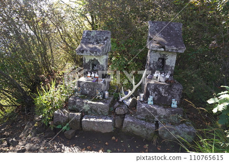 群馬縣澀川市，水澤山山頂附近的石神社，2023年10月2日 110765615